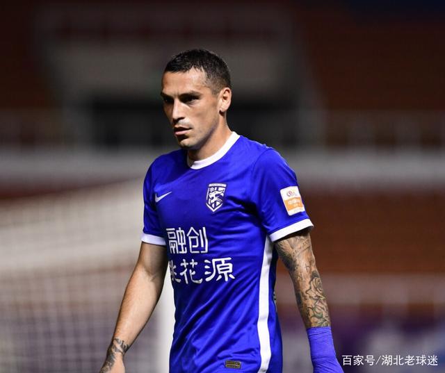 邓卓翔发布会怒怼球迷三镇遭自家球迷嘘 第1张 邓卓翔发布会怒怼球迷三镇遭自家球迷嘘 第1张