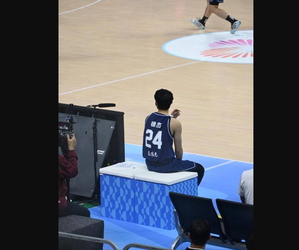 媒体人质疑徐杰遭郭士强弃用身高和防守或成主因的简单介绍 第1张 媒体人质疑徐杰遭郭士强弃用身高和防守或成主因的简单介绍 第1张