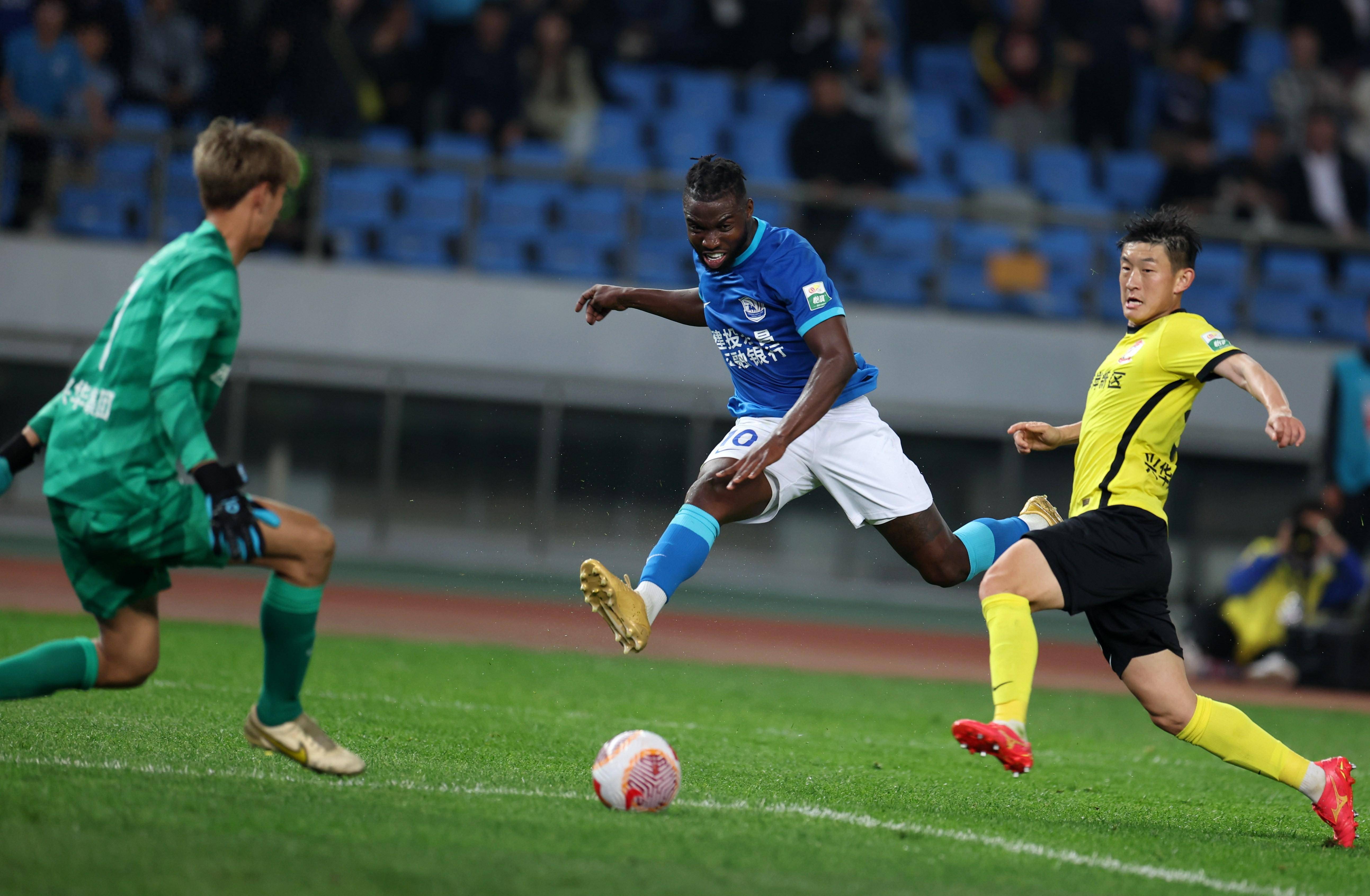 中超青岛西海岸1-3北京国安法比奥梅开二度张稀哲助攻双响的简单介绍 第2张 中超青岛西海岸1-3北京国安法比奥梅开二度张稀哲助攻双响的简单介绍 第2张