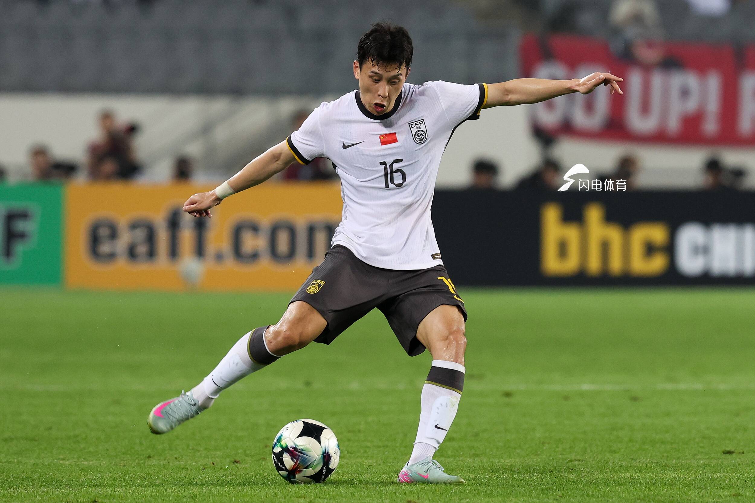 国足战日本可能选择五后卫球队希望加强防守