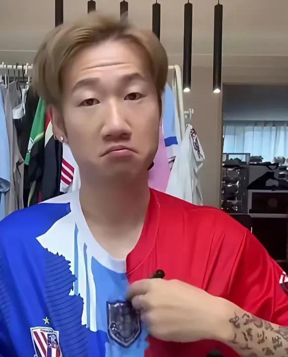 前泰达球员荣昊公开致歉因涂黑泰达队徽的简单介绍  第2张