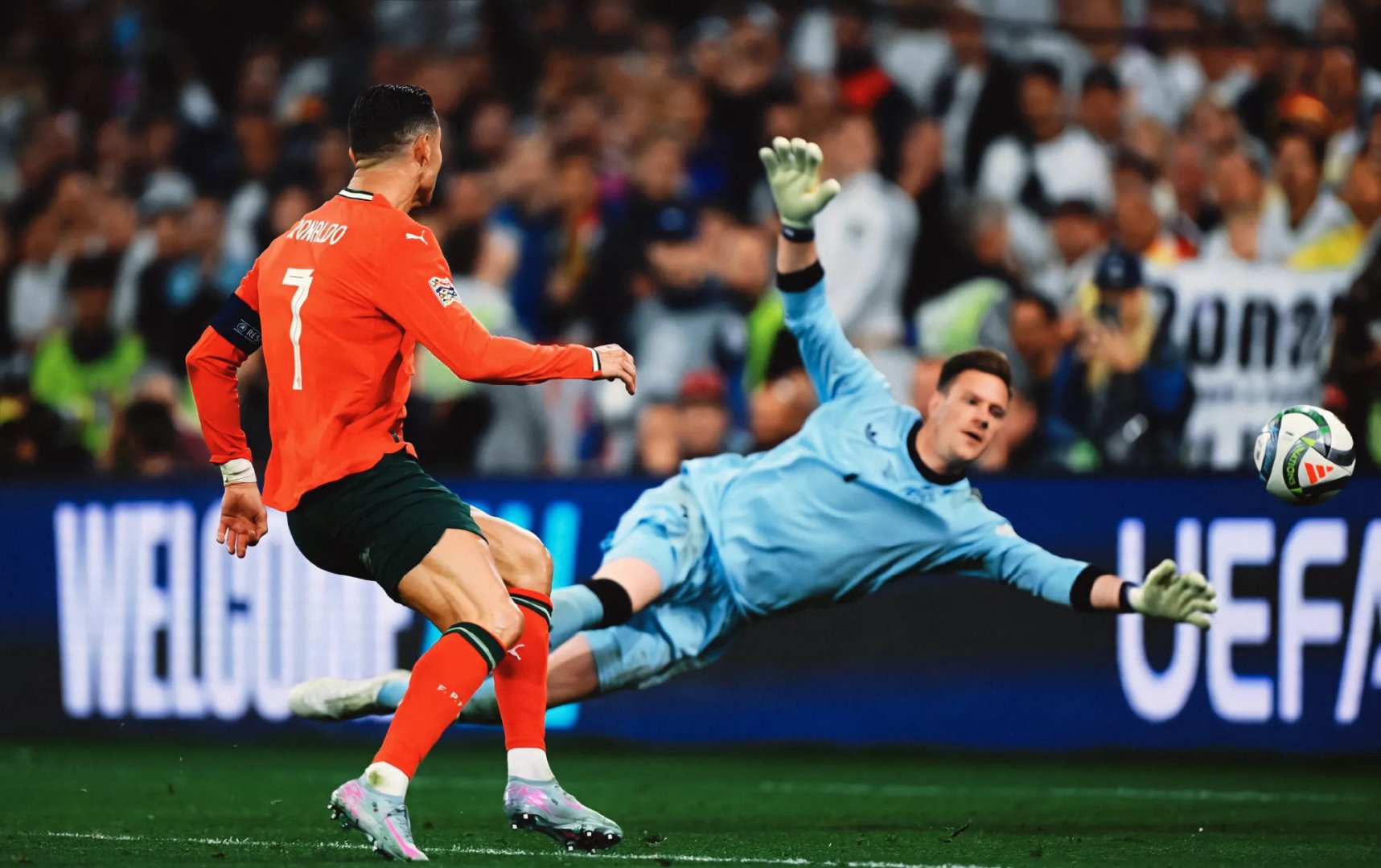 C罗追平世预赛进球纪录领先梅西3球